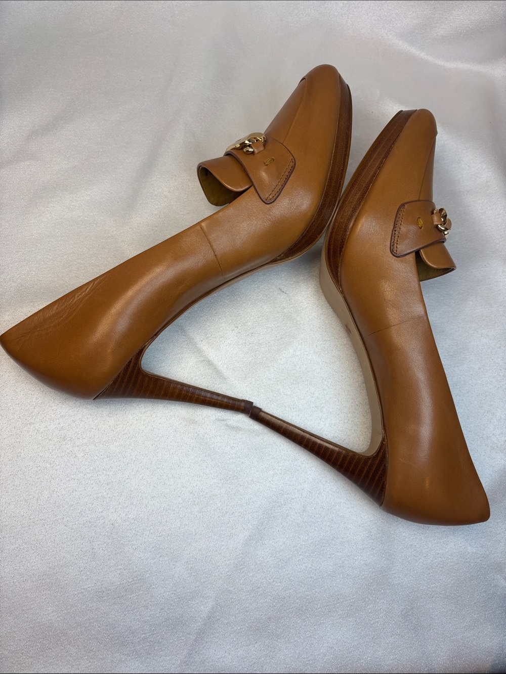 COACH Caramel Leather Heels with Gold Chain Plaque - Picture 9 of 11